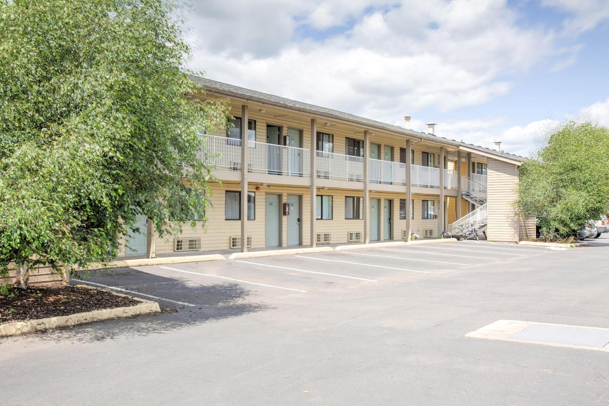 Oyo Woodland Hotel And Suites Екстериор снимка