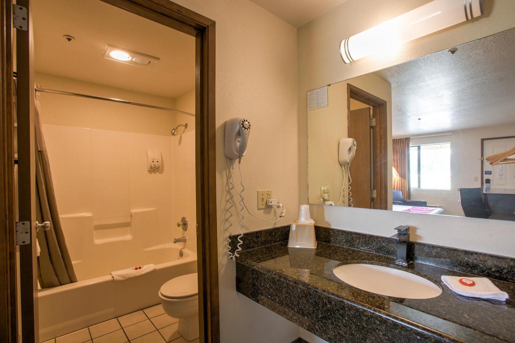 Oyo Woodland Hotel And Suites Екстериор снимка