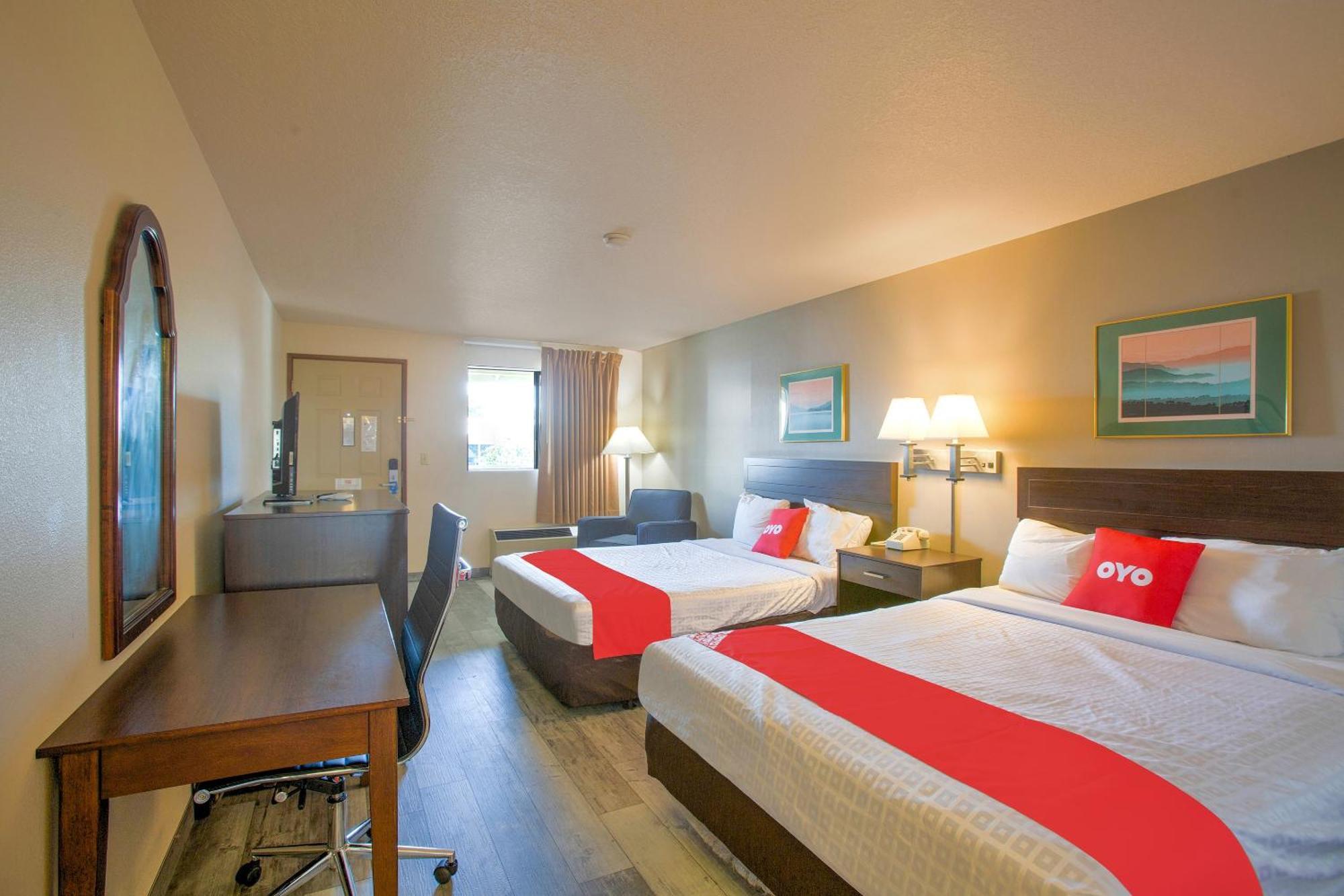 Oyo Woodland Hotel And Suites Екстериор снимка