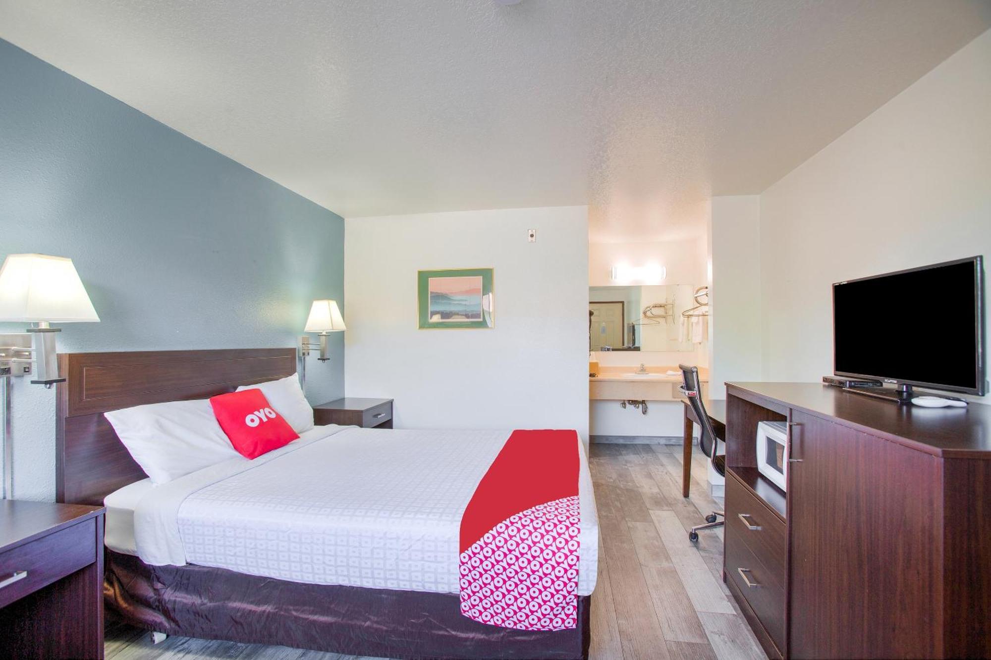 Oyo Woodland Hotel And Suites Екстериор снимка