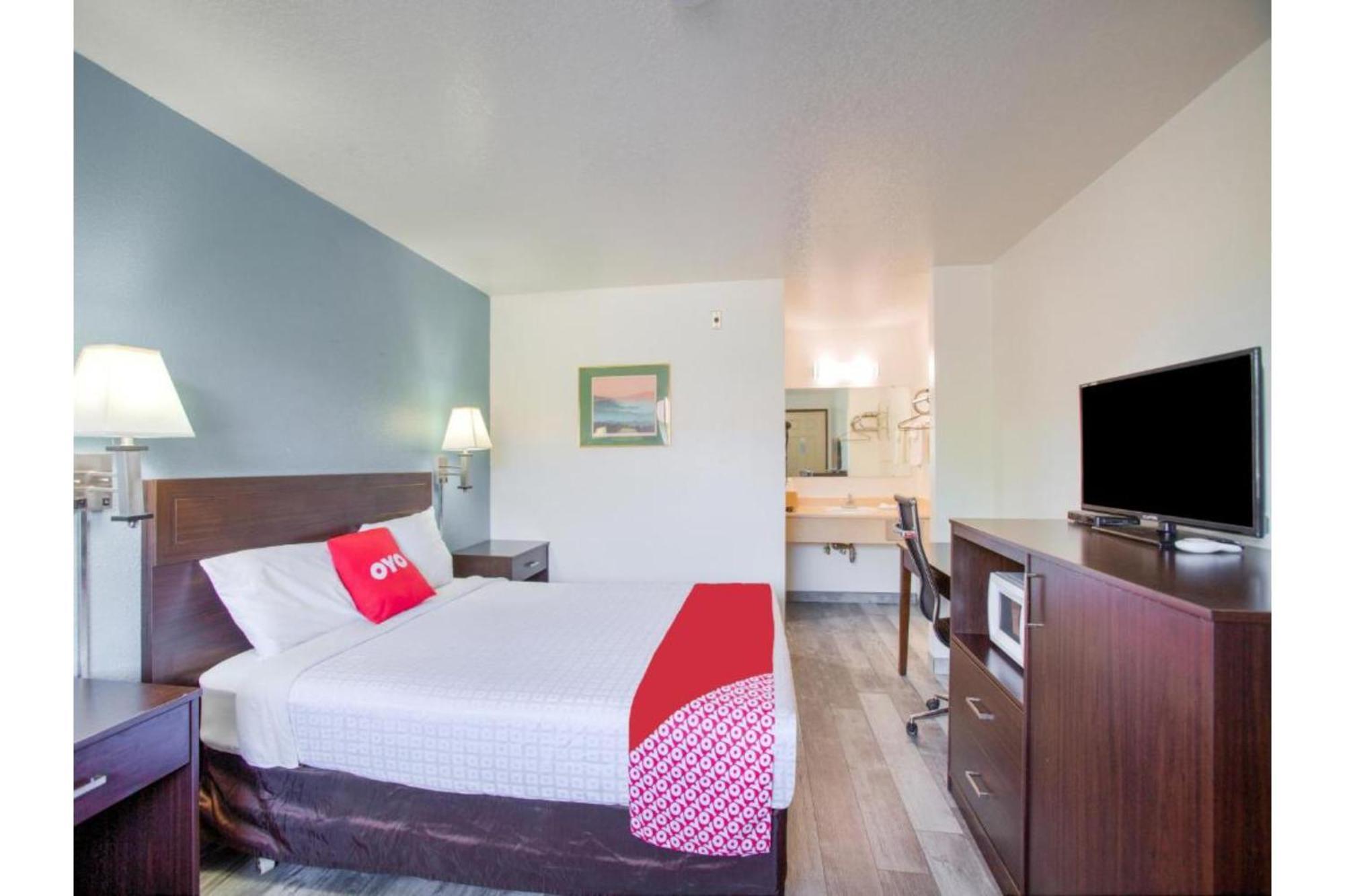 Oyo Woodland Hotel And Suites Екстериор снимка