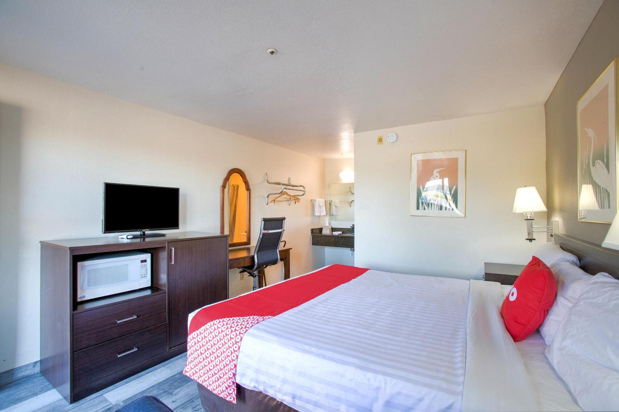 Oyo Woodland Hotel And Suites Екстериор снимка