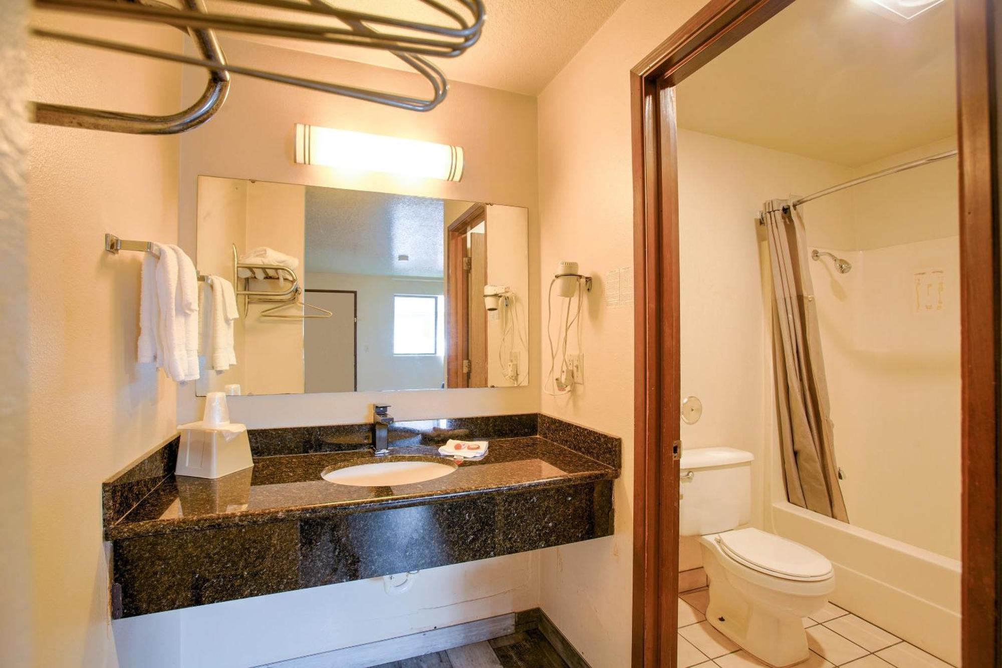 Oyo Woodland Hotel And Suites Екстериор снимка