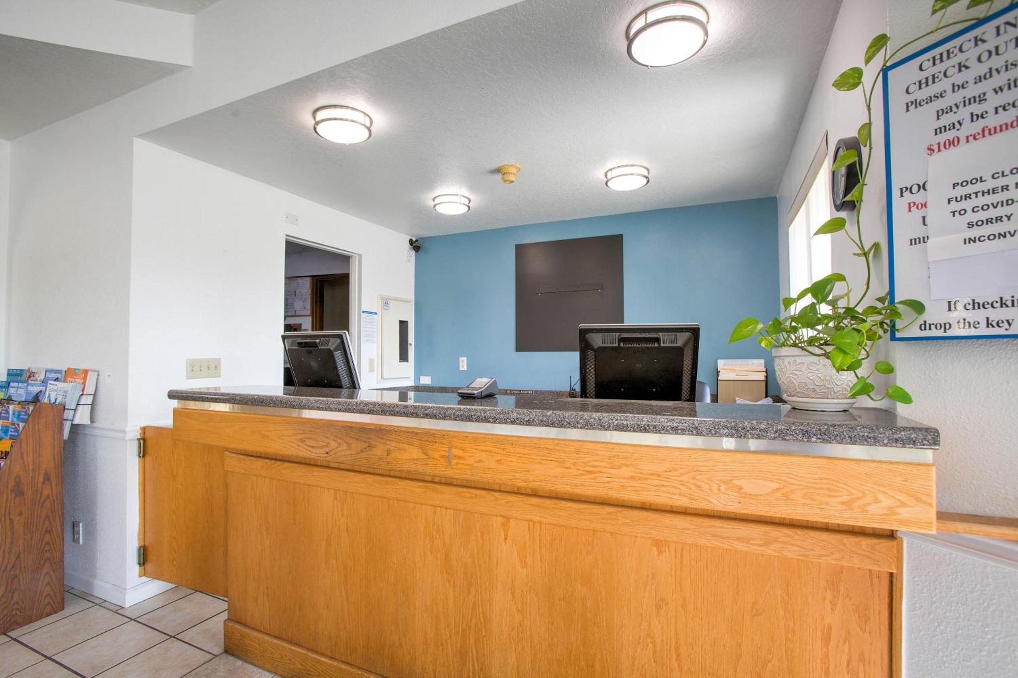 Oyo Woodland Hotel And Suites Екстериор снимка