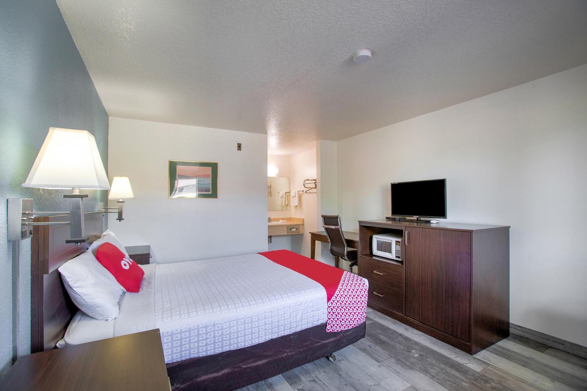 Oyo Woodland Hotel And Suites Екстериор снимка