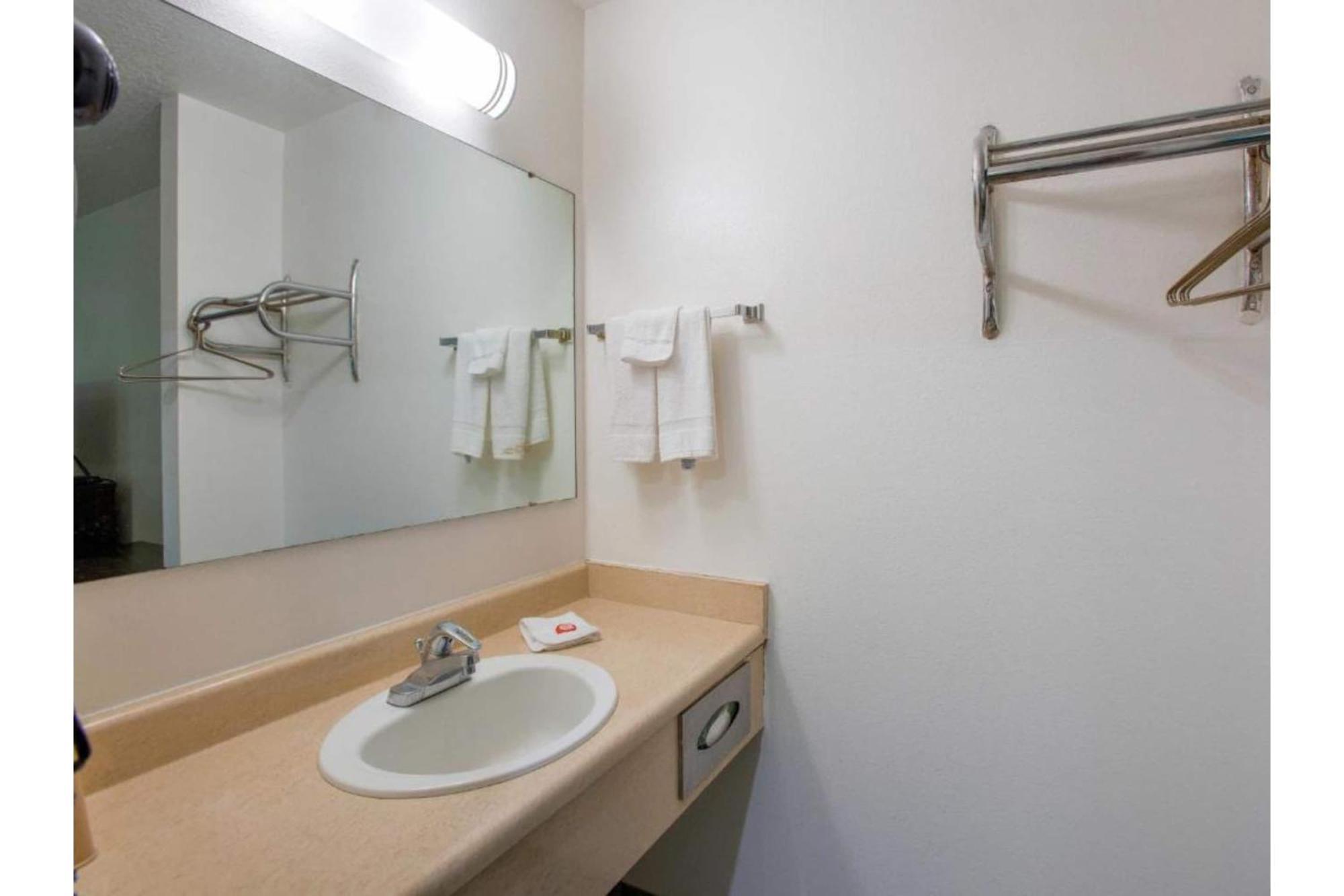 Oyo Woodland Hotel And Suites Екстериор снимка