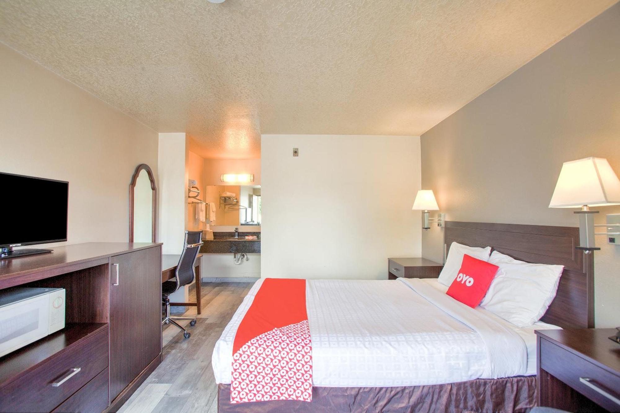 Oyo Woodland Hotel And Suites Екстериор снимка
