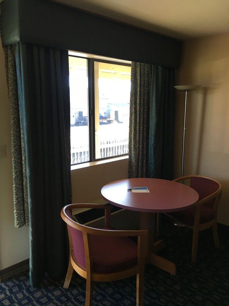 Oyo Woodland Hotel And Suites Екстериор снимка