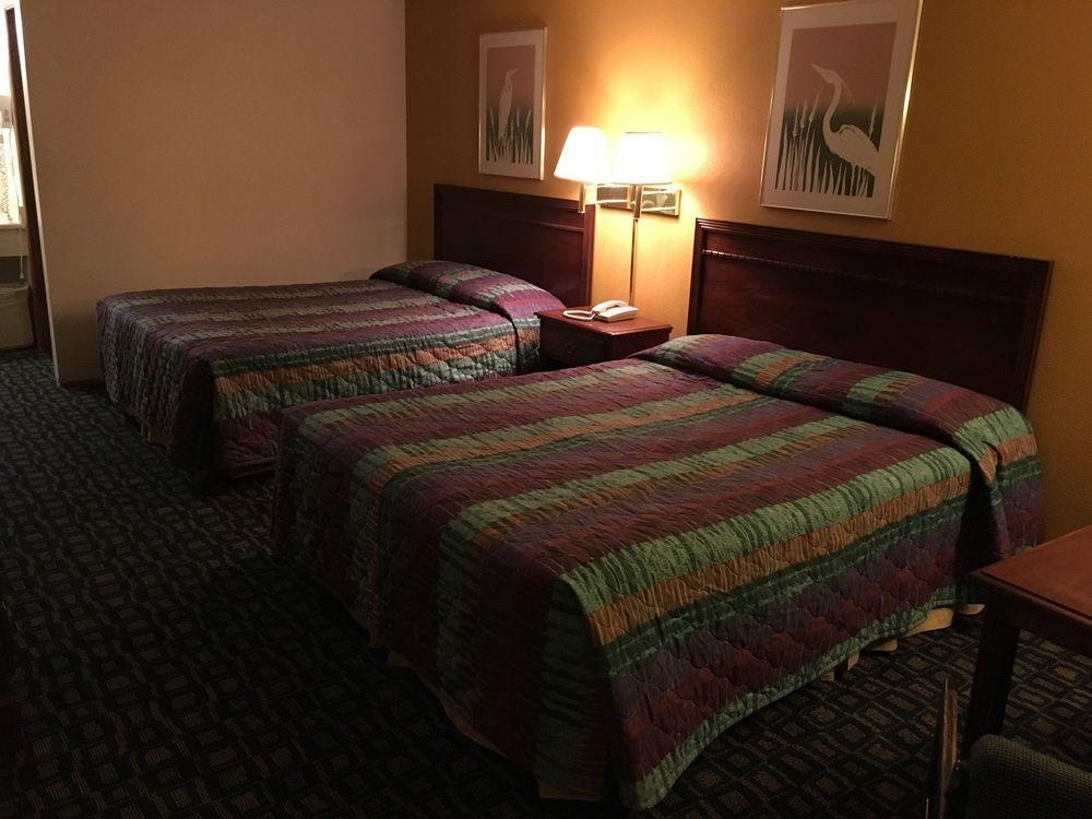Oyo Woodland Hotel And Suites Екстериор снимка