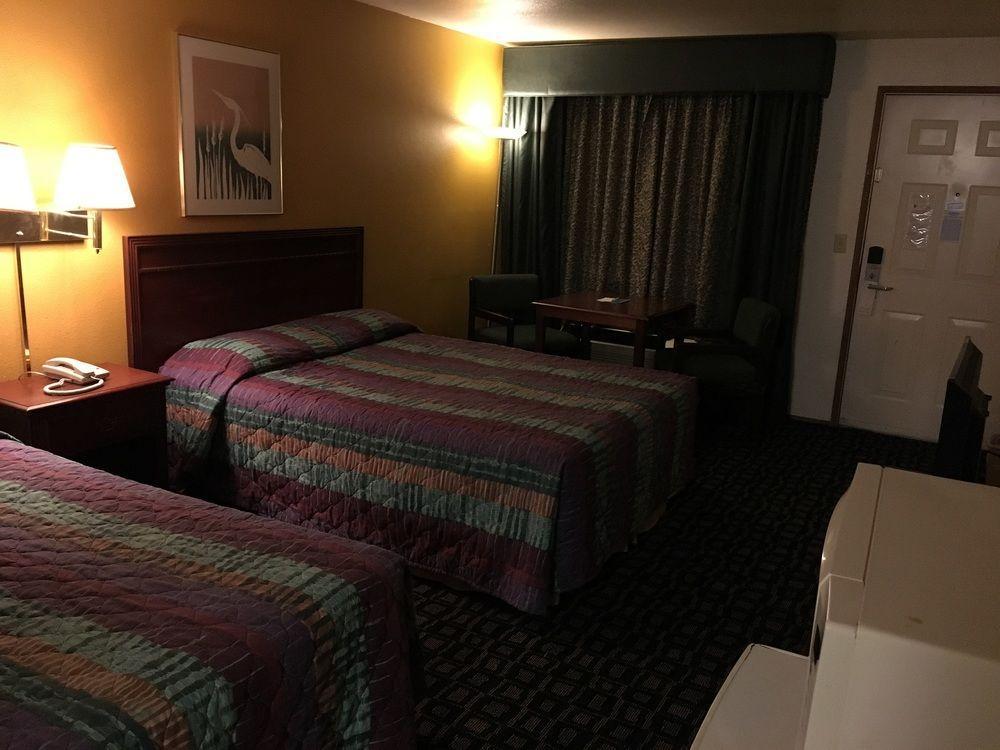 Oyo Woodland Hotel And Suites Екстериор снимка