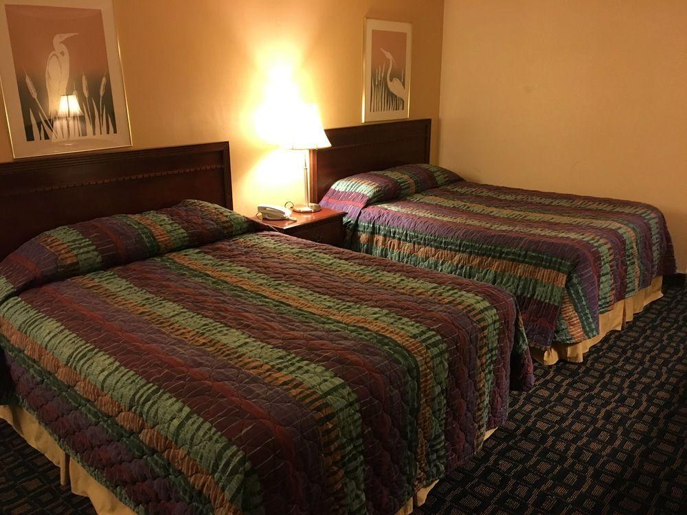 Oyo Woodland Hotel And Suites Екстериор снимка
