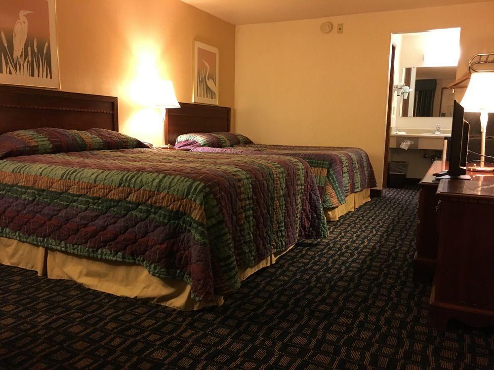 Oyo Woodland Hotel And Suites Екстериор снимка