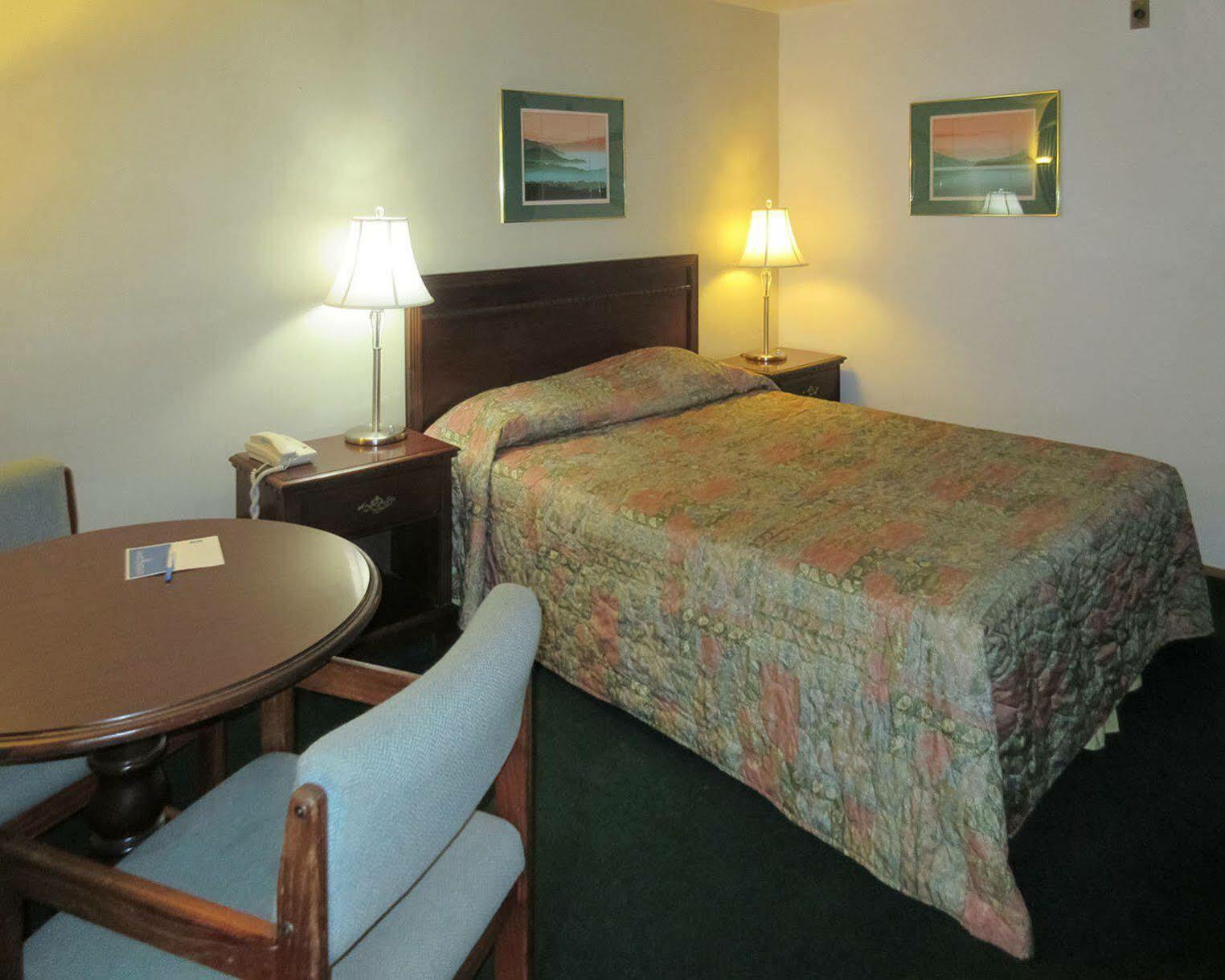 Oyo Woodland Hotel And Suites Екстериор снимка