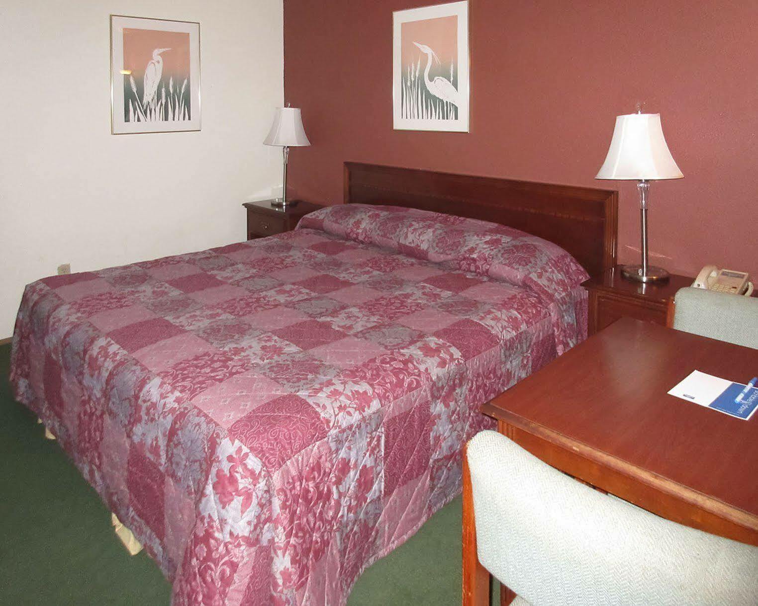 Oyo Woodland Hotel And Suites Екстериор снимка